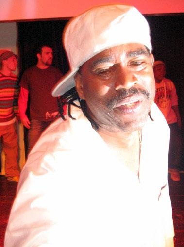 27 Jahre nach der Unterzeichnung des ersten Majorlabel-Vertrags eines Rappers lässt Kurtis Blow die Old School wieder aufleben. – "...I want you to know that..."
