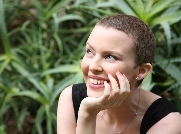 Kylie Minogue – Nach ihrer Krankheit zeigt Kylie sich zuversichtlich. – 