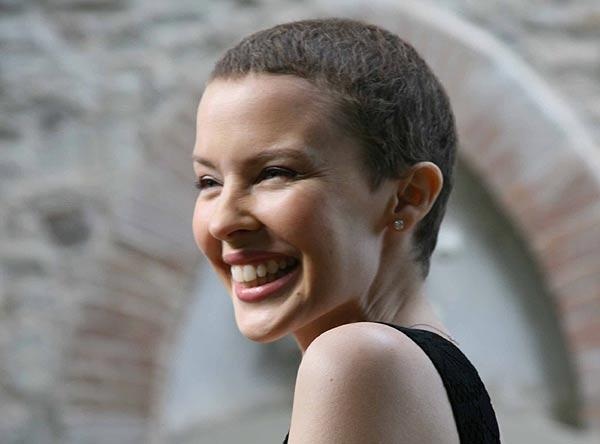 Kylie Minogue – Nach ihrer Krankheit zeigt Kylie sich zuversichtlich. – 