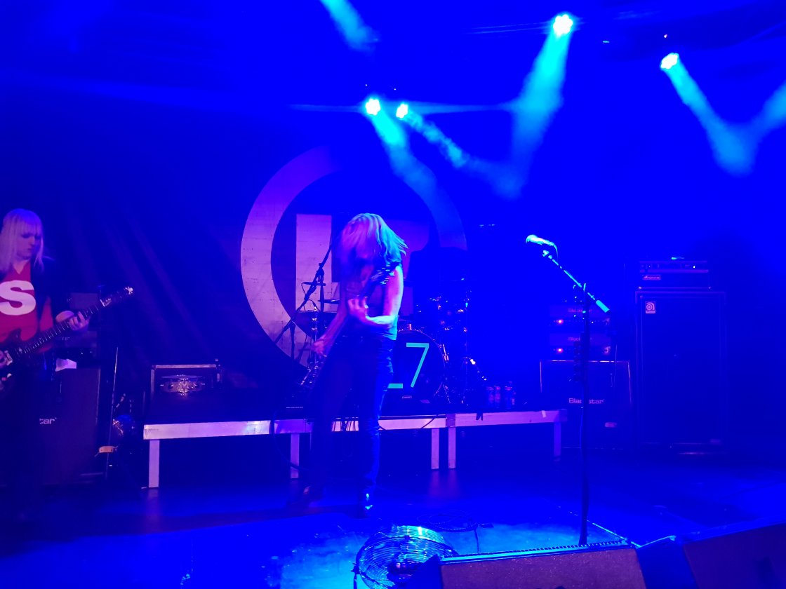 L7 – ... auch wenn Dee Plakas wegen eines gebrochenen Arms nicht mit auf Tour kommen konnte.