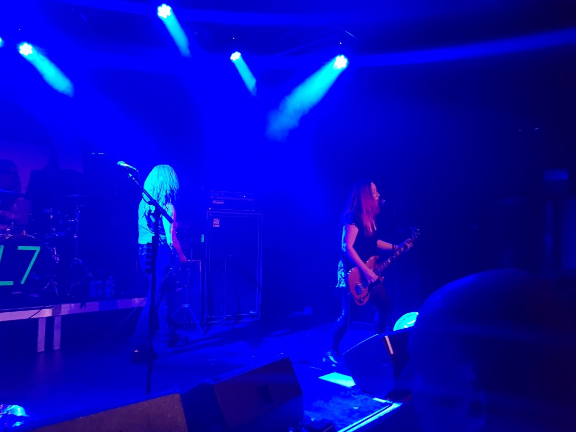 L7 rocken gegen die Schweizer Nationalmannschaft. Endstand 1:0. – Die Band hatte sichtlich Spaß, ...