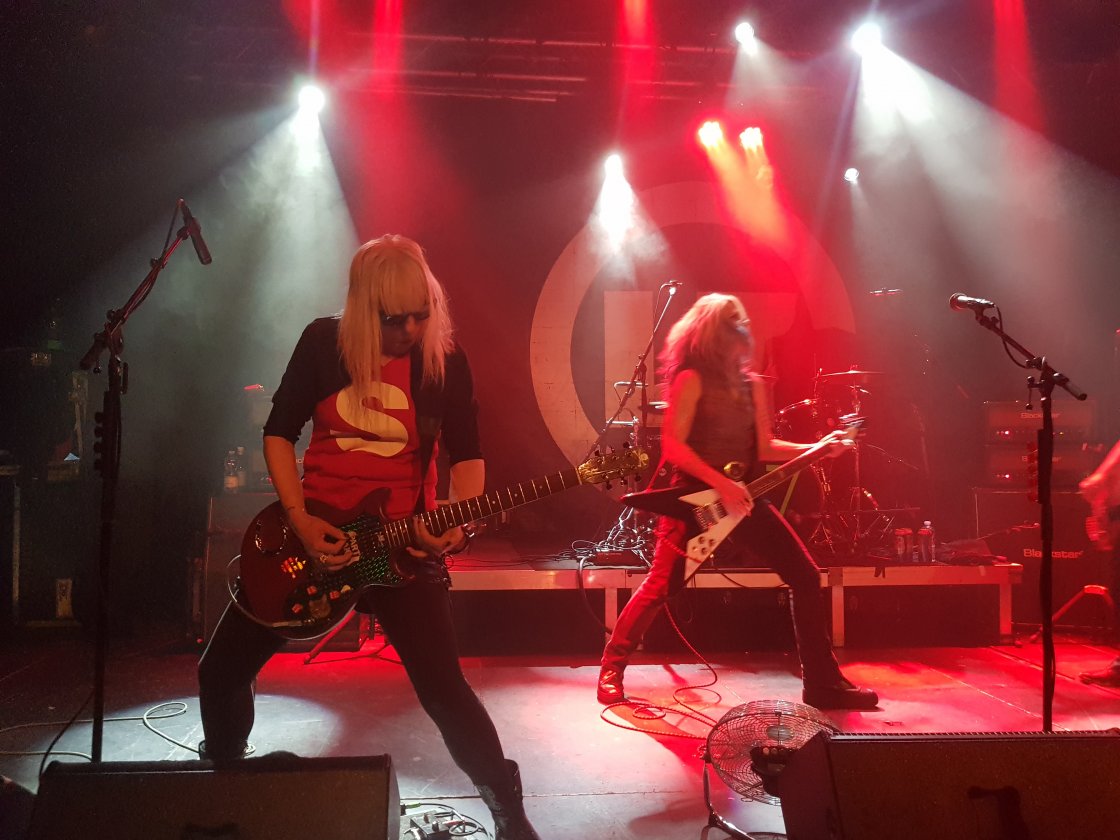 L7 – Mit "Bloodstains" nahmen L7 auch eine Coverversion von Agent Orange ins Programm.