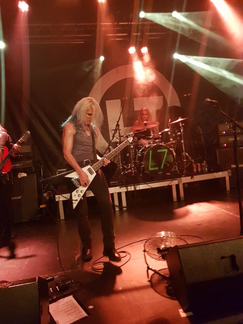 L7 – Mit "Shitlist" verabschieden sich L7 von den Zürchern.