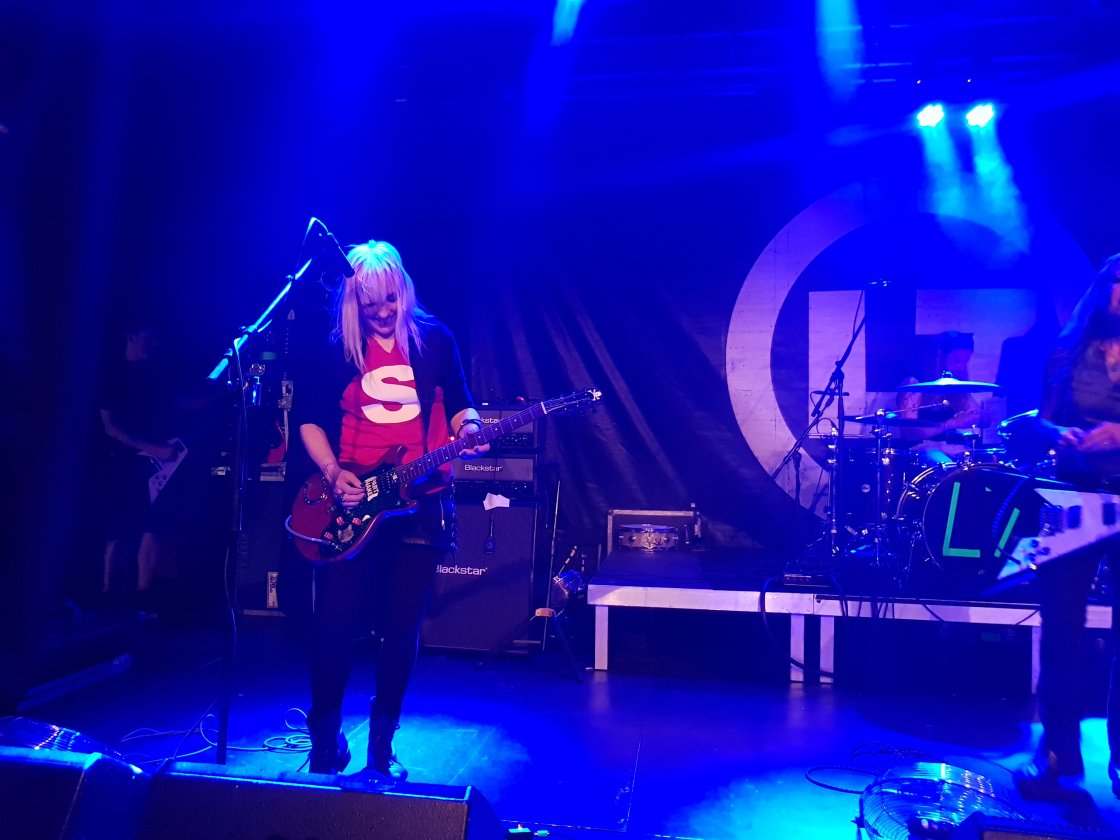 L7 – Suzi Gardner zum Publikum: "You are so beautiful!"