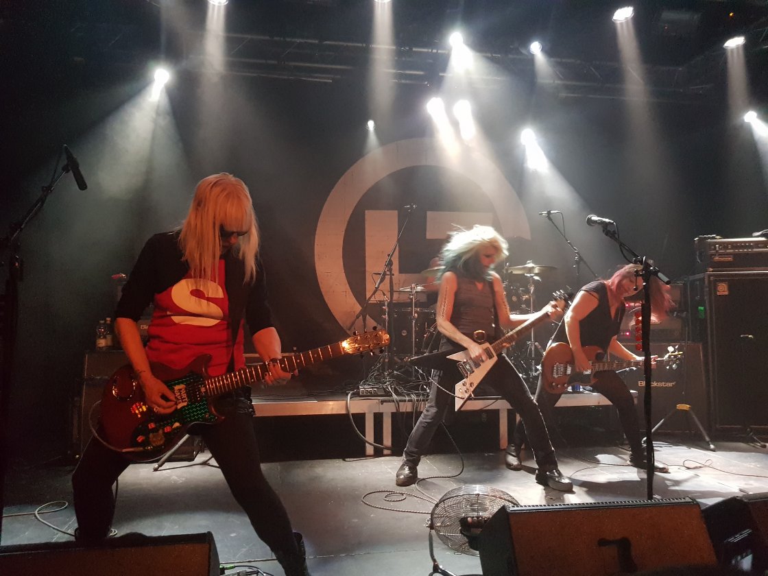 L7 rocken gegen die Schweizer Nationalmannschaft. Endstand 1:0. – Zwei neue Songs hatten sie auch im Gepäck ...