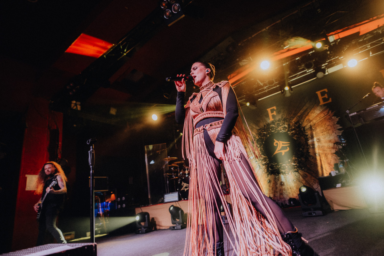 Restlos ausverkauft. Auf "Kriegerin-Tour" präsentiert die Deutsch-Griechin in der Haupstadt neue Songs und ein Best of-Set. – LaFee.