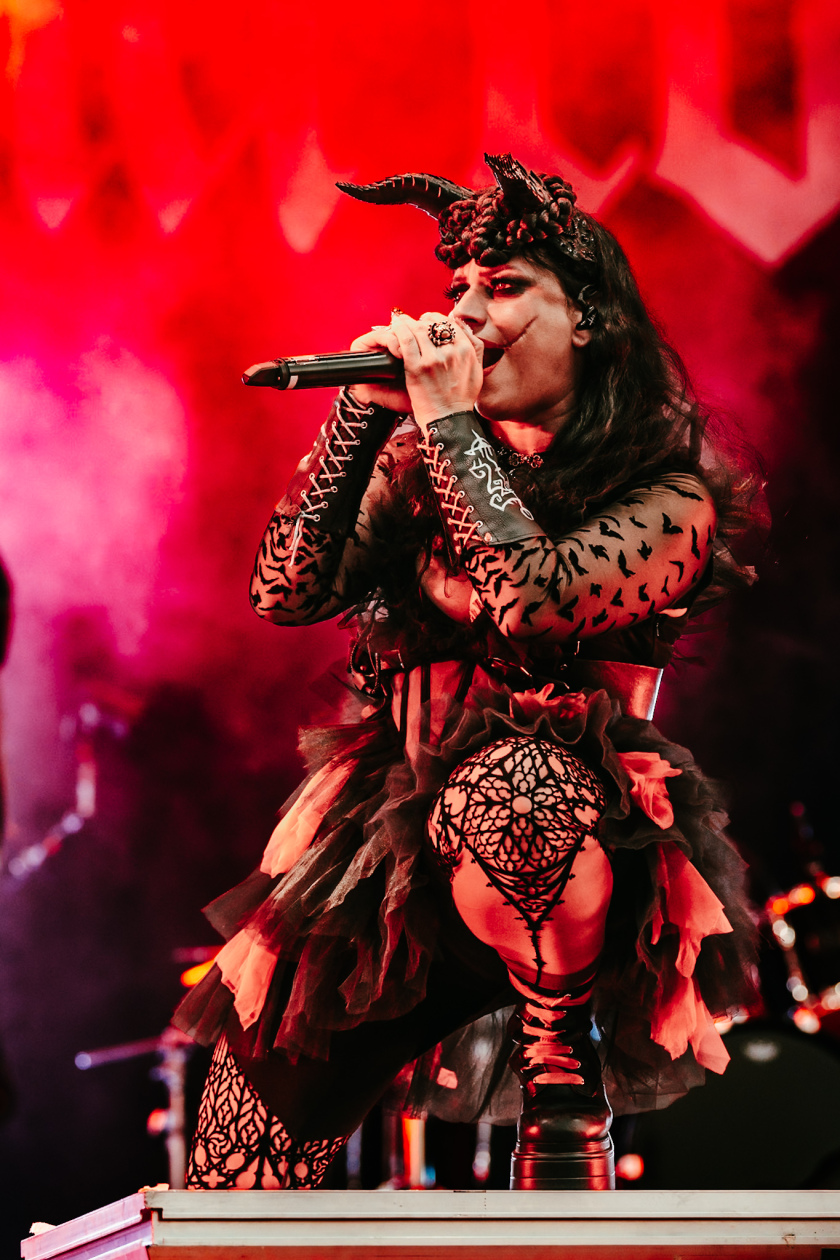 Die italienischen Gothic-Metal-Veteranen um Cristina Scabbia auf der Louder-Stage – Lacuna Coil.