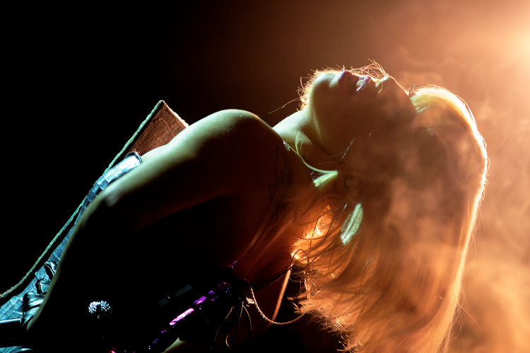 Hype as hype can: Lady Gaga kommt und die Menge tickt aus. – ... Piano-Version von "Pokerface" gestreckt wird.