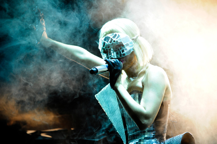 Hype as hype can: Lady Gaga kommt und die Menge tickt aus. – ... Zuschauer im ausverkauften Kölner Palladium ...