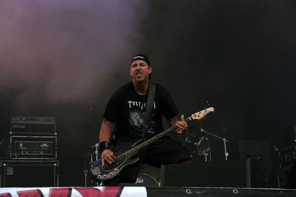 Brachten trotz Regen jede Menge Power auf die Bühne. – Lääz Rockit