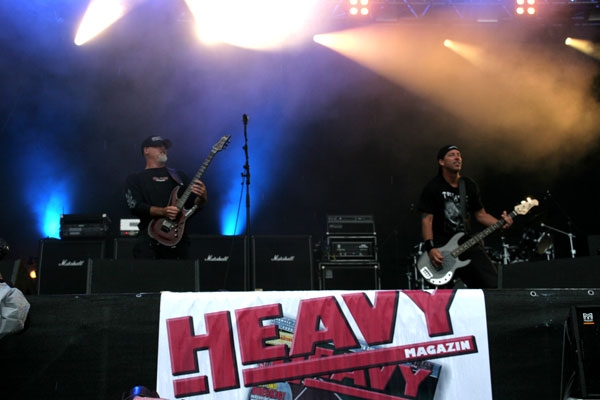 Brachten trotz Regen jede Menge Power auf die Bühne. – Lääz Rockit