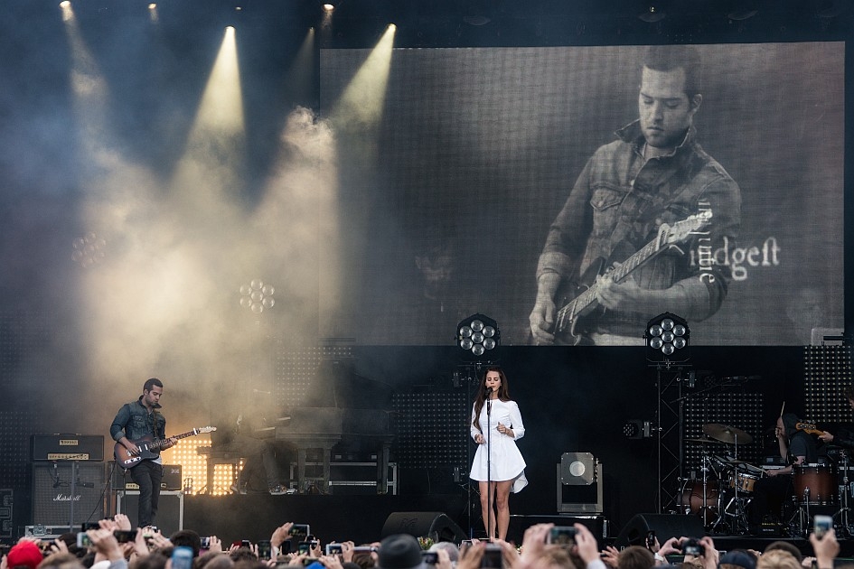 Lana Del Rey – Im kurzen Weißen beim  einzigen Konzert in Deutschland. – Zitadelle Spandau.
