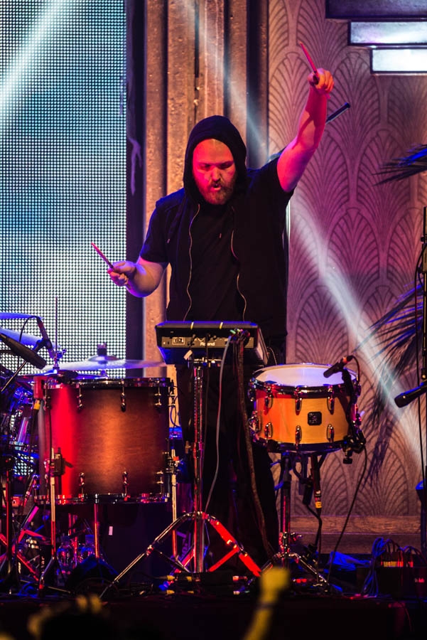 Lana Del Rey – Die "Gangsta Nancy Sinatra" zu Gast in der Mitsubishi Electric Halle. – Playing percussions.
