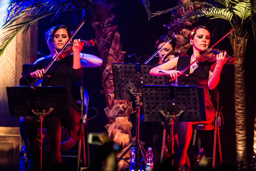Die "Gangsta Nancy Sinatra" zu Gast in der Mitsubishi Electric Halle. – Lana Del Reys Girls.