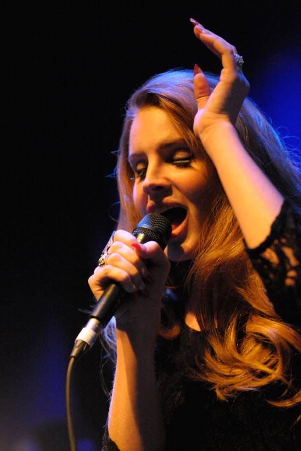 Lana Del Rey live im ausverkauften Kölner Gebäude 9 – Sie wollte auf ihrer Tour in die kleinen Clubs...