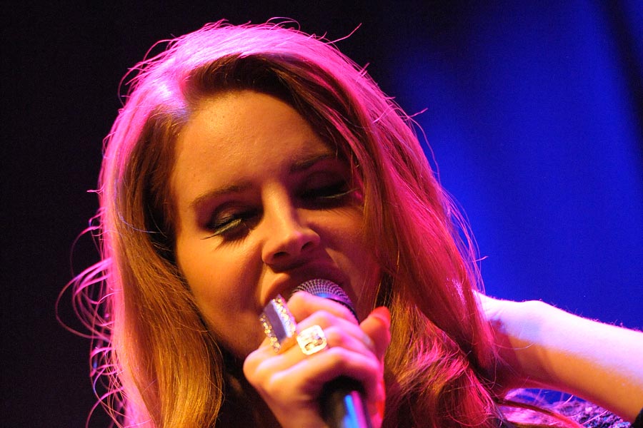 Lana Del Rey live im ausverkauften Kölner Gebäude 9 – Lana Del Rey verbreitete 60s-Flair mit...