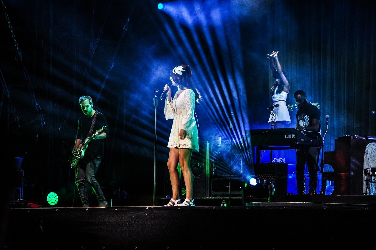 Lana Del Rey – … greift sie mit neueren Stücken auch zu den ganz ruhigen Tönen.