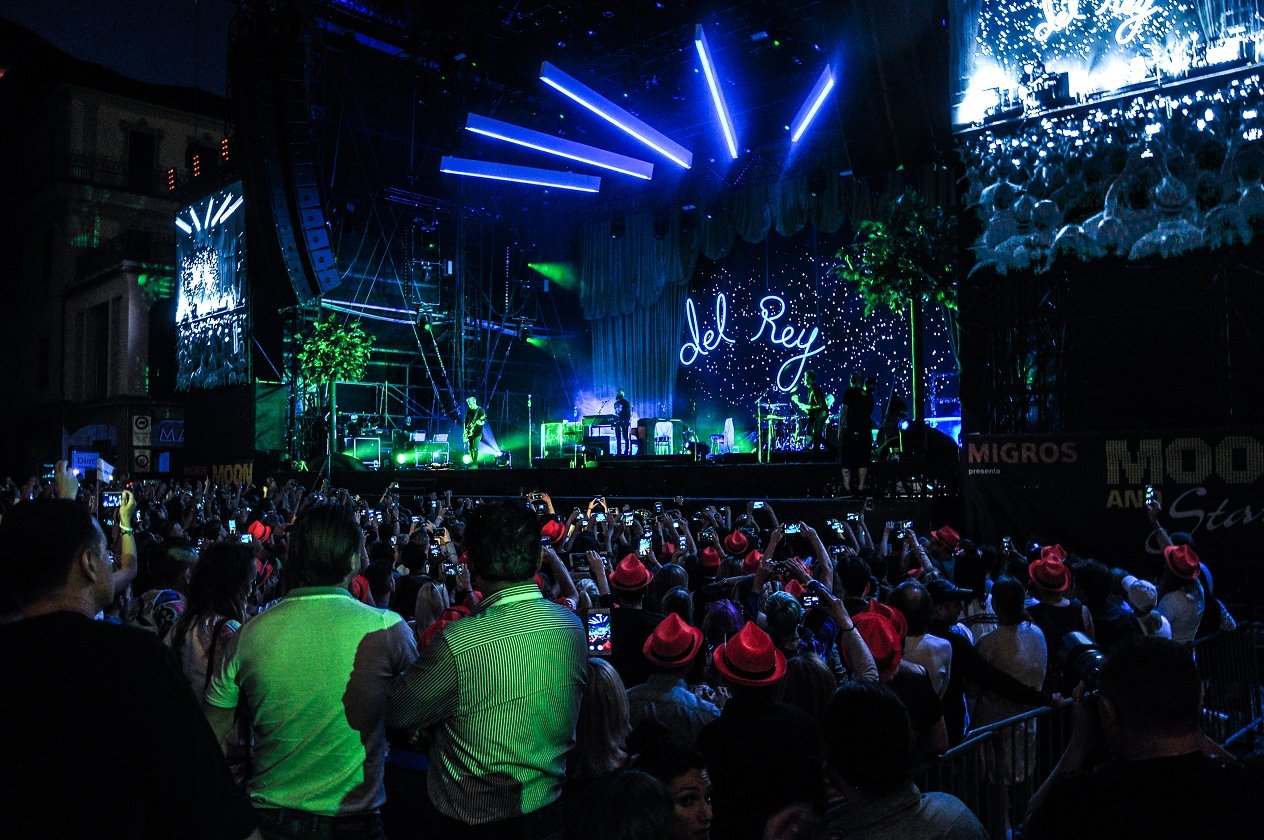 Lana Del Rey – Die Coney Island Queen kommt nach Locarno – und bezirzt die Piazza Grande. – Lana-Time! Die Bühne erstrahlt im Neonlicht …