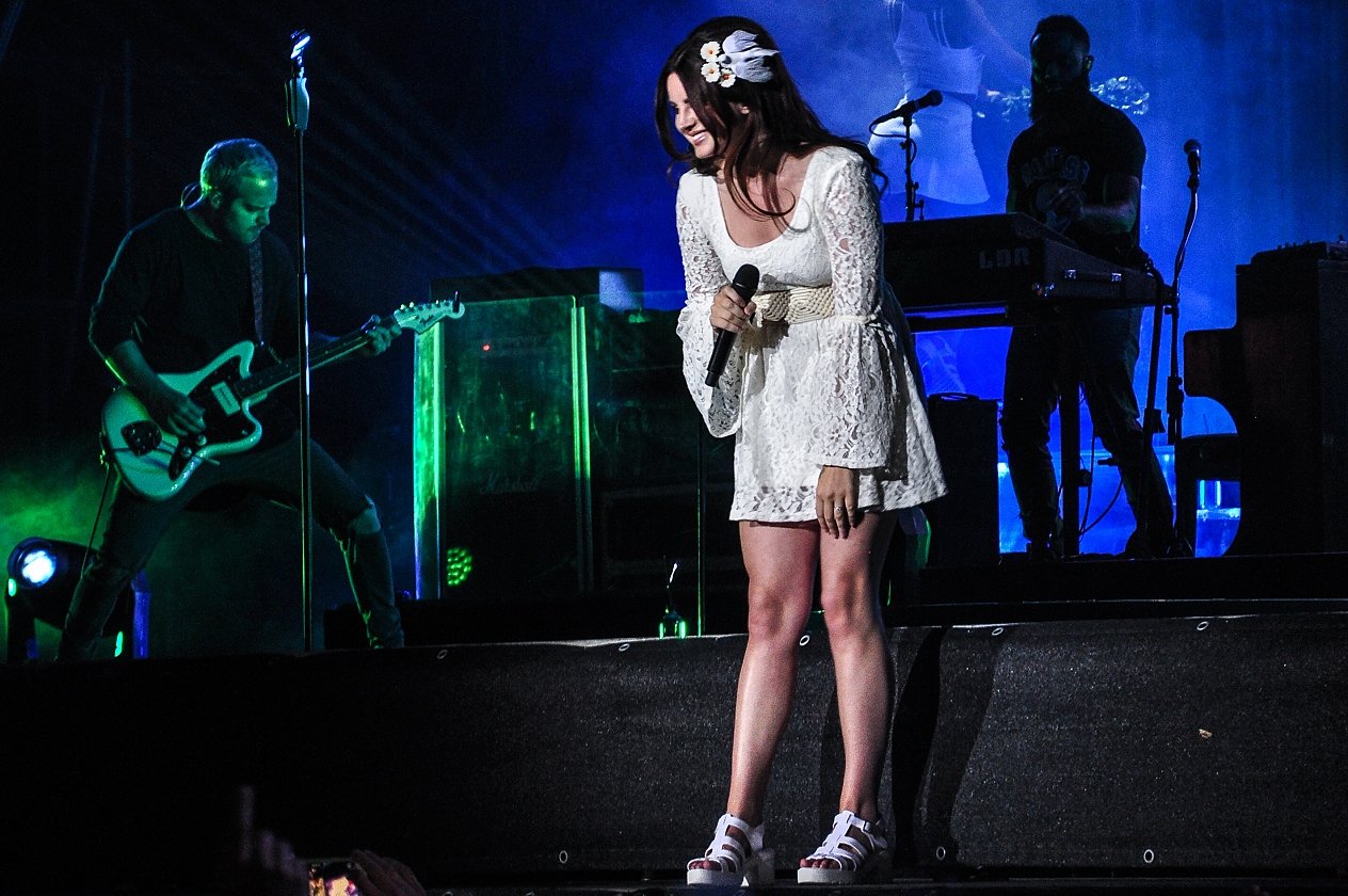 Lana Del Rey – Die Coney Island Queen kommt nach Locarno – und bezirzt die Piazza Grande. – Trotz teils vornehmer Zurückhaltung setzt Lana auf den Kontakt mit ihren Fans …