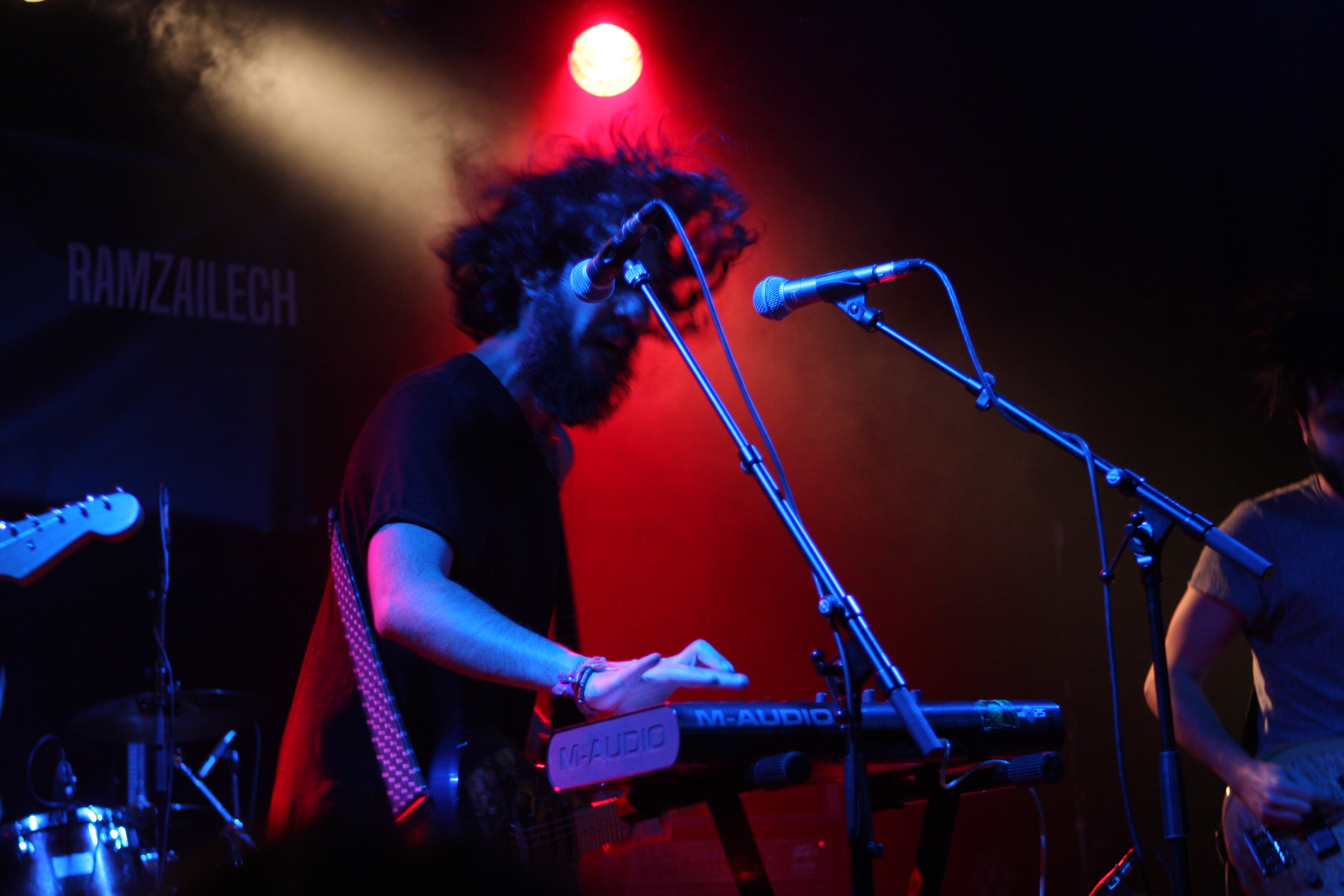 Langtunes – Indierock aus dem Iran: Peace-Doppeldecker mit Ramzailech. – Behrooz.