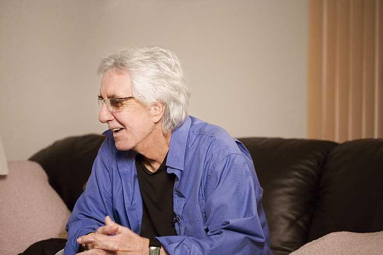 Crooner und Schnauzbart-Idol Lee Hazlewood in jungen Jahren und bei einer der letzten Fotosessions 2006. – Humorvoll und herzlich.
