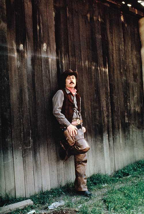 Crooner und Schnauzbart-Idol Lee Hazlewood in jungen Jahren und bei einer der letzten Fotosessions 2006. – Nochmal schicke Hose.