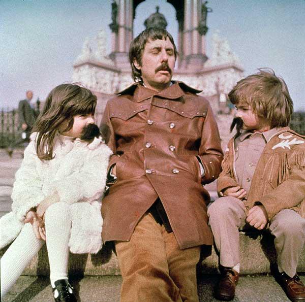 Crooner und Schnauzbart-Idol Lee Hazlewood in jungen Jahren und bei einer der letzten Fotosessions 2006. – Sein Markenzeichen: der Schnauzer.