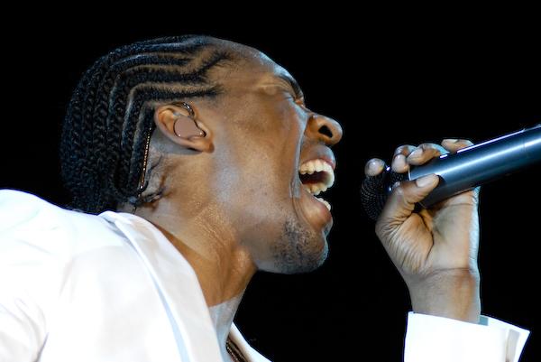 Lemar – Der Absolvent der Fame Academy mit einer  dezenten Show ganz in weiß. – 