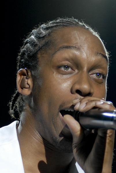 Lemar – Der Absolvent der Fame Academy mit einer  dezenten Show ganz in weiß. – 