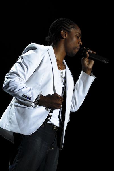 Lemar – Der Absolvent der Fame Academy mit einer  dezenten Show ganz in weiß. – 