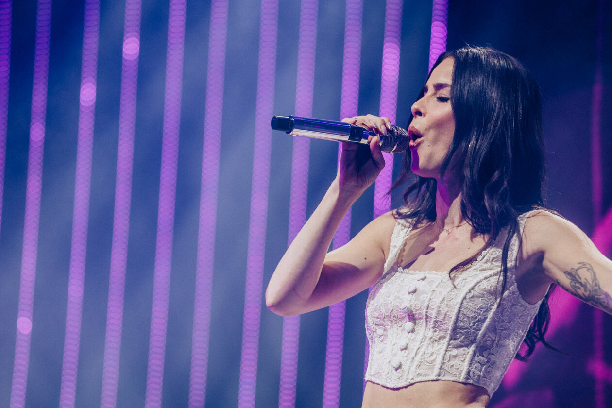 Lena Meyer-Landrut – Das Live-Comeback der 33-jährigen Sängerin mit drr neuen Platte "Loyal To Myself" im Gepäck. – Lena.