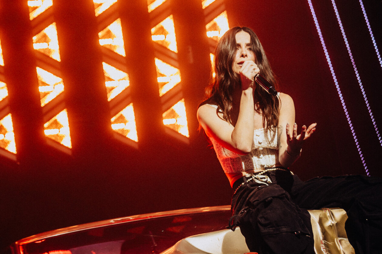 Lena Meyer-Landrut – Das Live-Comeback der 33-jährigen Sängerin mit drr neuen Platte "Loyal To Myself" im Gepäck. – Lena.