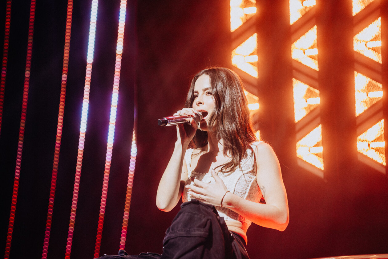 Lena Meyer-Landrut – Das Live-Comeback der 33-jährigen Sängerin mit drr neuen Platte "Loyal To Myself" im Gepäck. – Lena.