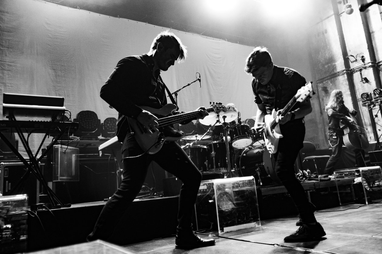 Leprous – Die Norweger entfesseln "Pitfalls" mit vollem Körpereinsatz. – Simen und Tor