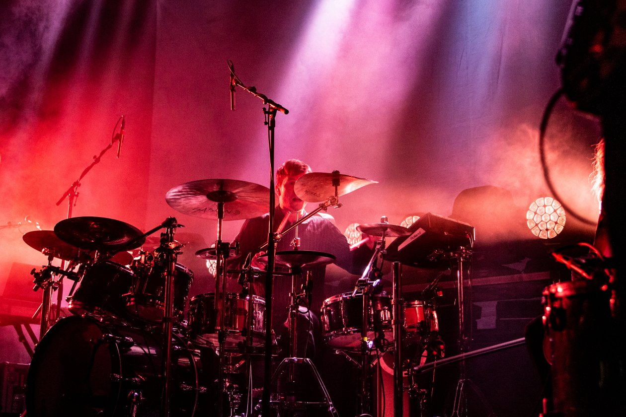 Leprous – Die Norweger entfesseln "Pitfalls" mit vollem Körpereinsatz. – The Sky Is Red: Baard Kolstad.