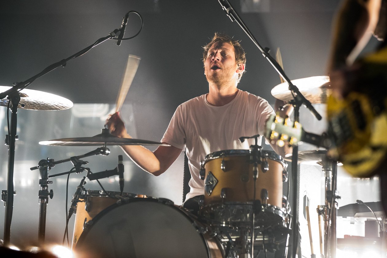 Liam Gallagher – Der legendäre Britrocker und Ex-Oasis-Sänger beim Nachholtermin in der Domstadt. – An den Drums.