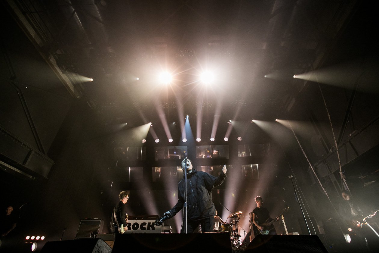 Liam Gallagher – Der legendäre Britrocker und Ex-Oasis-Sänger beim Nachholtermin in der Domstadt. – Liam und Band.