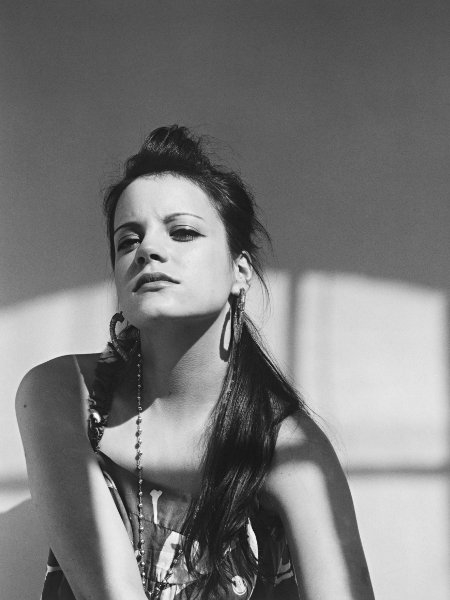 Lily Allen – Bilder als Gemütsstudie: Von fröhlich bunt bis melancholisch grau. – Dann die verruchte Lolita mimen.