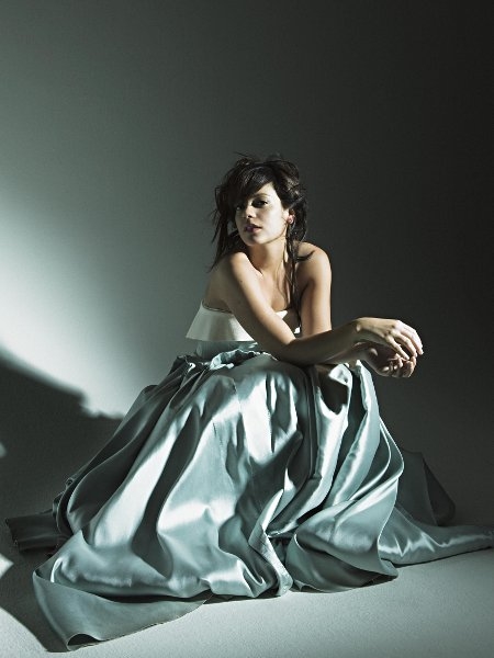 Lily Allen – Bilder als Gemütsstudie: Von fröhlich bunt bis melancholisch grau. – Im einen Moment barock ...