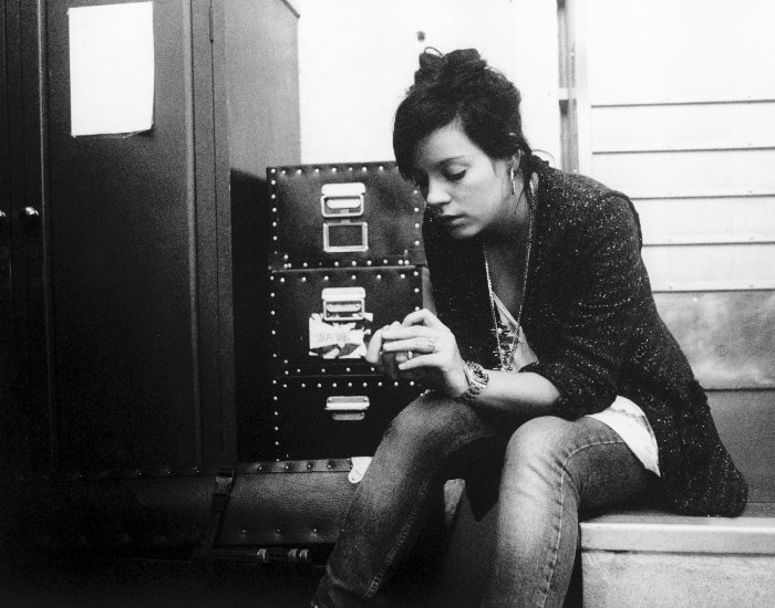 Lily Allen – Bilder als Gemütsstudie: Von fröhlich bunt bis melancholisch grau. – ... im nächsten urban und authentisch.