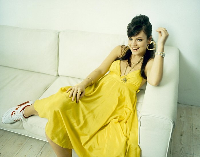 Lily Allen – Bilder als Gemütsstudie: Von fröhlich bunt bis melancholisch grau. – Mein neuer Job: Der Sonnenschein am Kanapee.