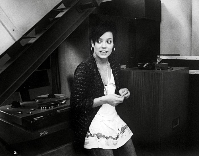 Lily Allen – Bilder als Gemütsstudie: Von fröhlich bunt bis melancholisch grau. – "<i>Wie, 'nicht an's HiFi lehnen?'</i>"