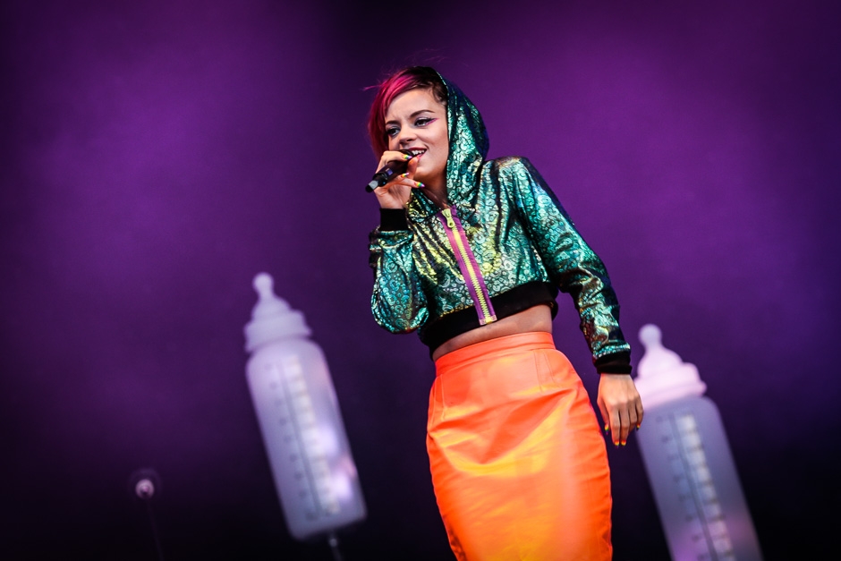 Der Star, Girls, viele Fläschen, Band - so geht eine amtliche Popshow. – Lily Allen.