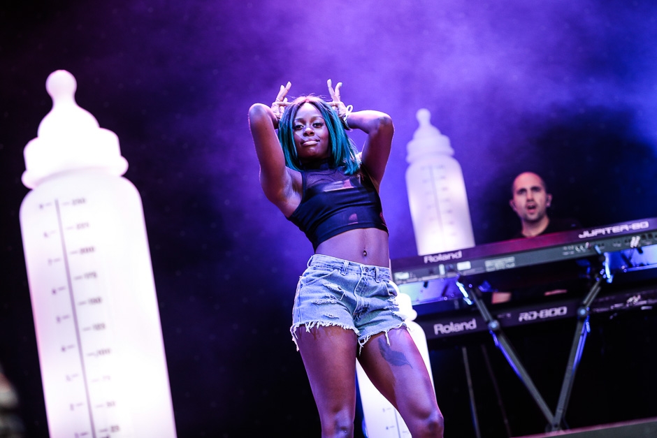 Lily Allen – Der Star, Girls, viele Fläschen, Band - so geht eine amtliche Popshow. – Teufelchen.