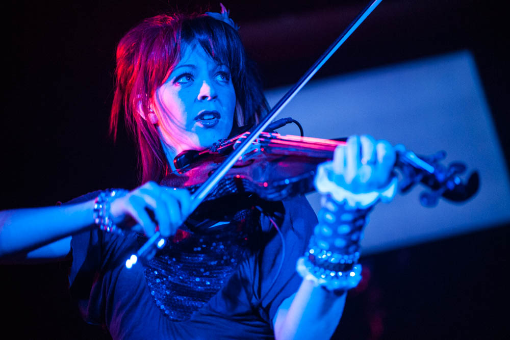 Lindsey und ihre Geige im ausverkauften Luxor. – Lindsey Stirling