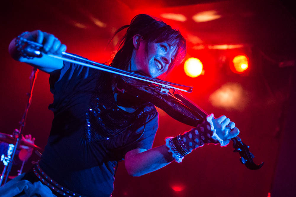 Lindsey und ihre Geige im ausverkauften Luxor. – Lindsey Stirling