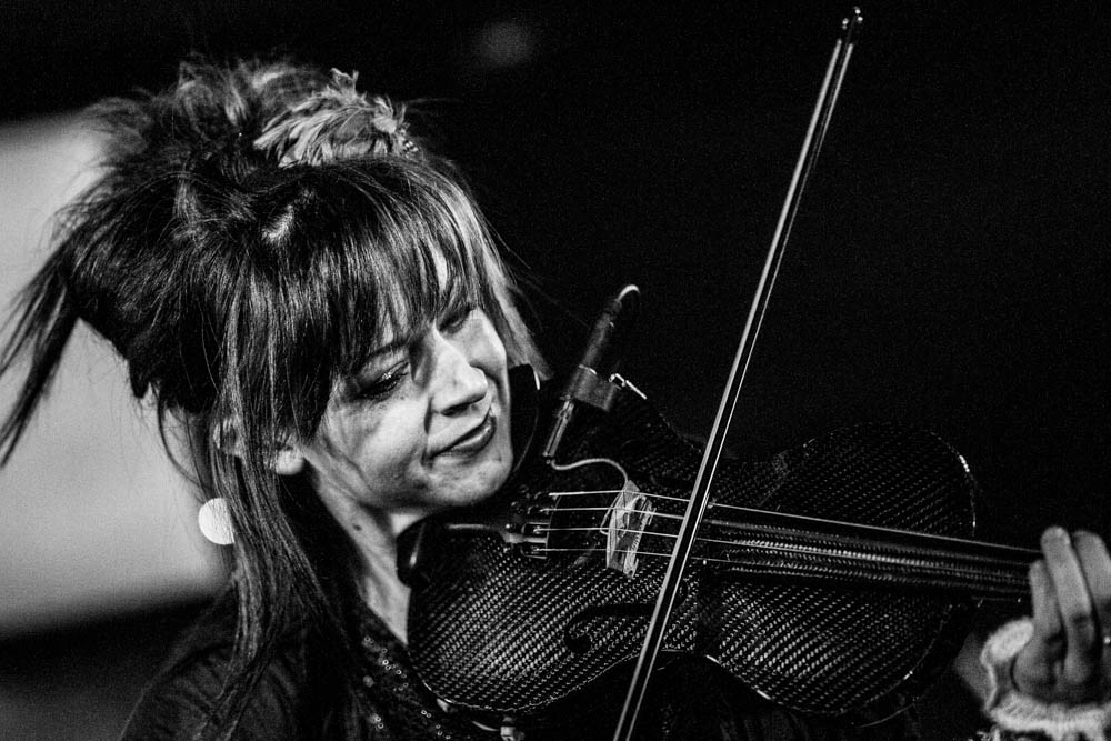 Lindsey und ihre Geige im ausverkauften Luxor. – Lindsey Stirling