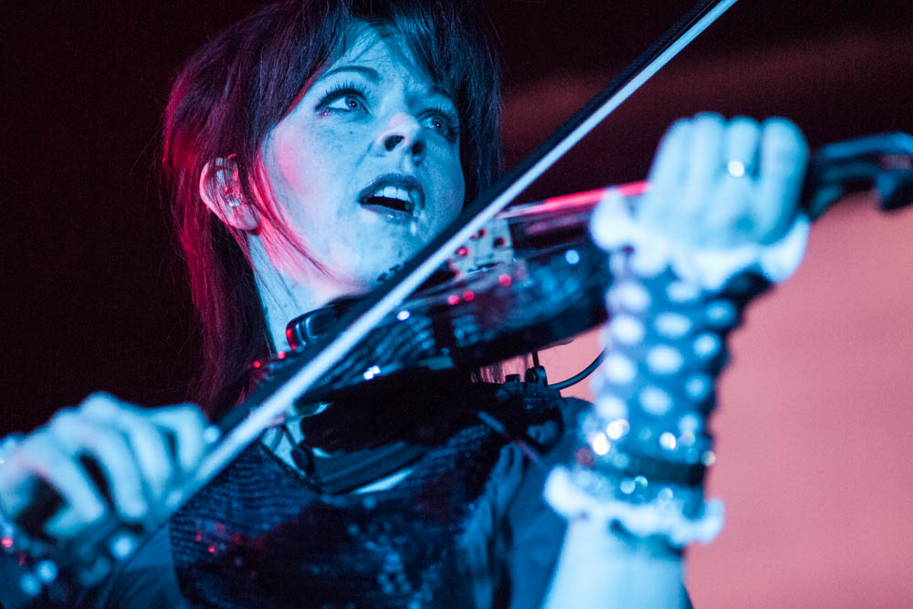 Lindsey und ihre Geige im ausverkauften Luxor. – Lindsey Stirling