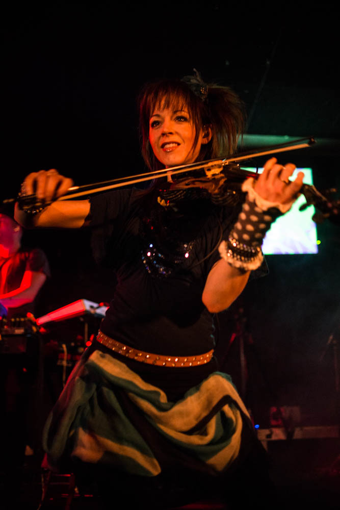 Lindsey und ihre Geige im ausverkauften Luxor. – Lindsey Stirling