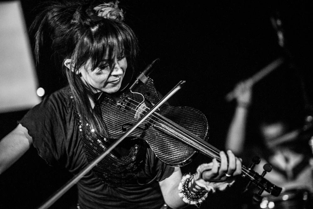 Lindsey und ihre Geige im ausverkauften Luxor. – Lindsey Stirling